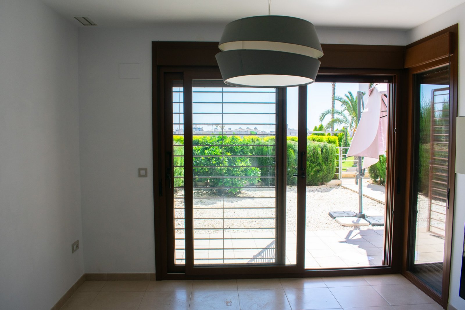  Wir präsentieren Ihnen dieses exklusive 112 m² große Apartment in Lomas de Cabo Roig , einer der begehrtesten Wohngegenden an der Costa Blanca in der