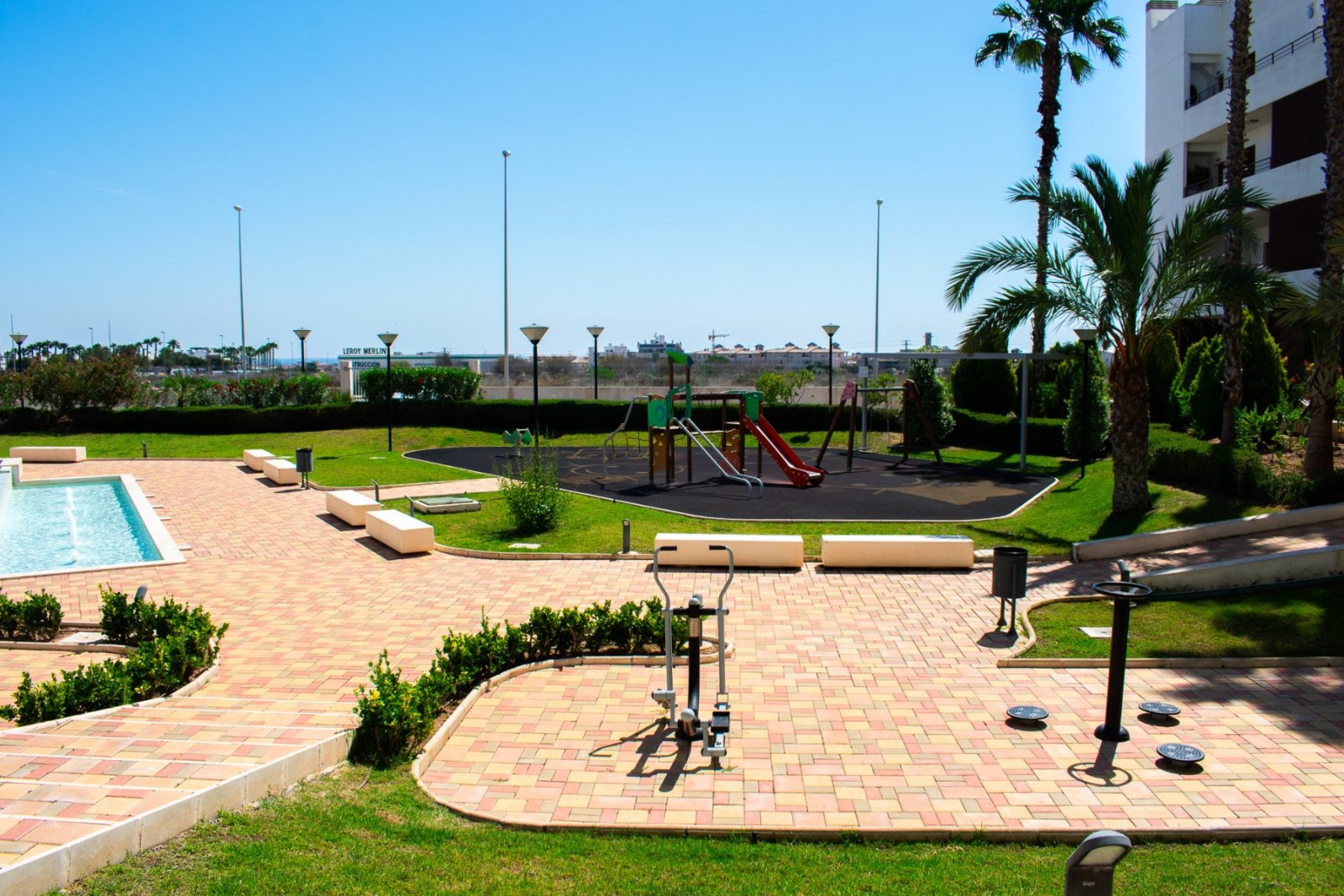  Wir präsentieren Ihnen dieses exklusive 112 m² große Apartment in Lomas de Cabo Roig , einer der begehrtesten Wohngegenden an der Costa Blanca in der