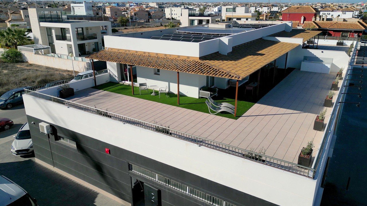  Im Herzen von La Zenia (Orihuela Costa) vereint dieses luxuriöse 122 m² große Apartment Privatsphäre, modernes Design und mediterranen Komfort . Es b