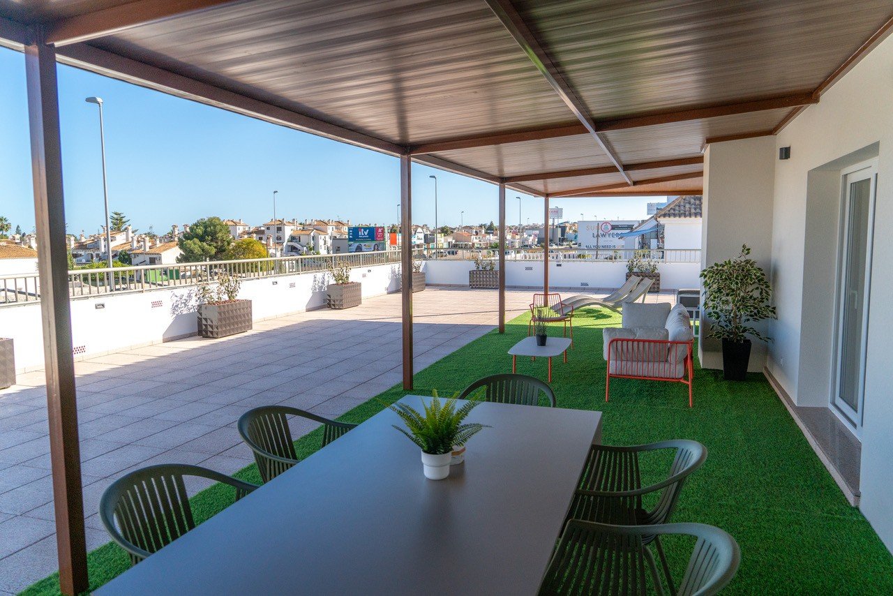  Im Herzen von La Zenia (Orihuela Costa) vereint dieses luxuriöse 122 m² große Apartment Privatsphäre, modernes Design und mediterranen Komfort . Es b