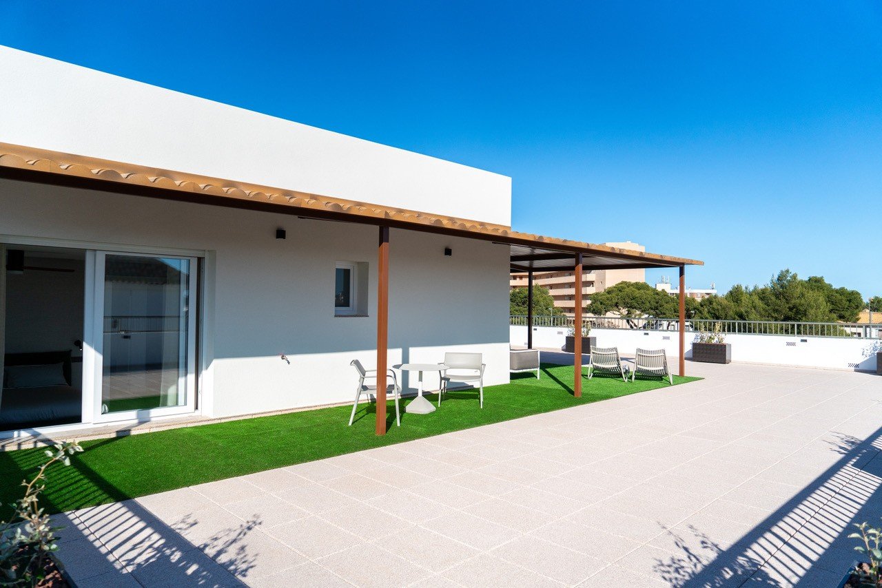  Im Herzen von La Zenia (Orihuela Costa) vereint dieses luxuriöse 122 m² große Apartment Privatsphäre, modernes Design und mediterranen Komfort . Es b