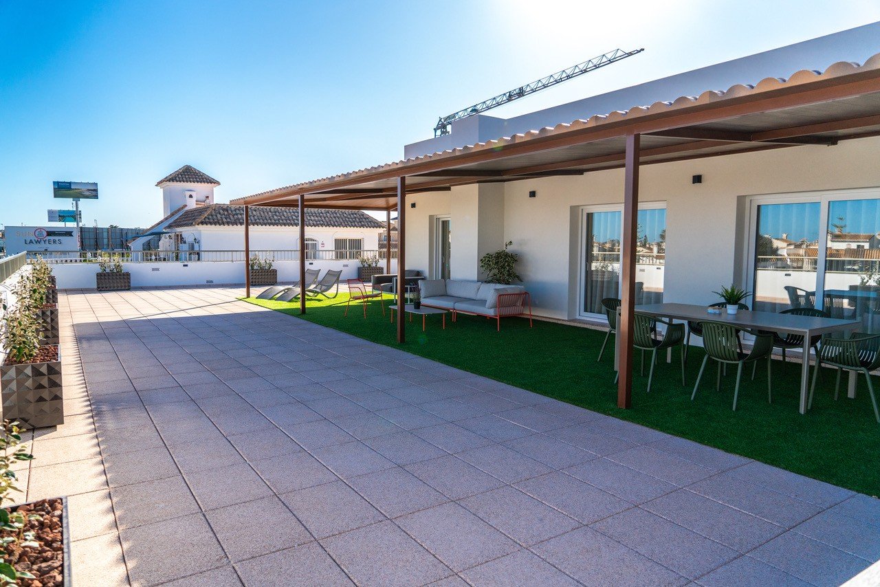  Im Herzen von La Zenia (Orihuela Costa) vereint dieses luxuriöse 122 m² große Apartment Privatsphäre, modernes Design und mediterranen Komfort . Es b