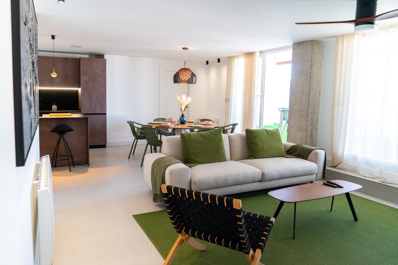  Im Herzen von La Zenia (Orihuela Costa) vereint dieses luxuriöse 122 m² große Apartment Privatsphäre, modernes Design und mediterranen Komfort . Es b