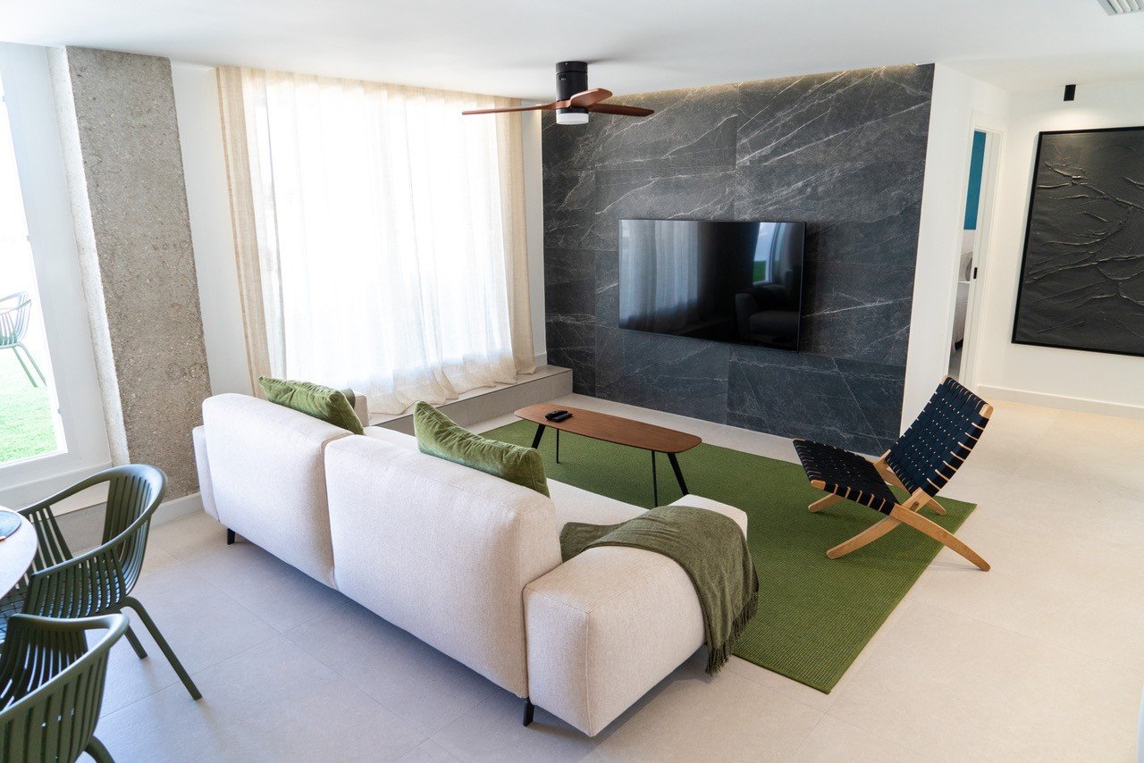  Im Herzen von La Zenia (Orihuela Costa) vereint dieses luxuriöse 122 m² große Apartment Privatsphäre, modernes Design und mediterranen Komfort . Es b