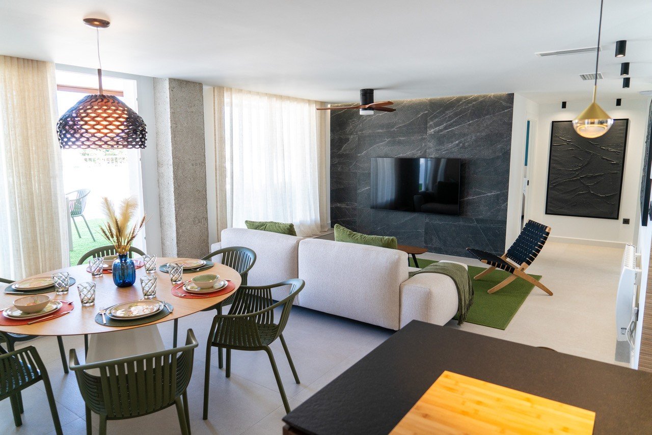  Im Herzen von La Zenia (Orihuela Costa) vereint dieses luxuriöse 122 m² große Apartment Privatsphäre, modernes Design und mediterranen Komfort . Es b