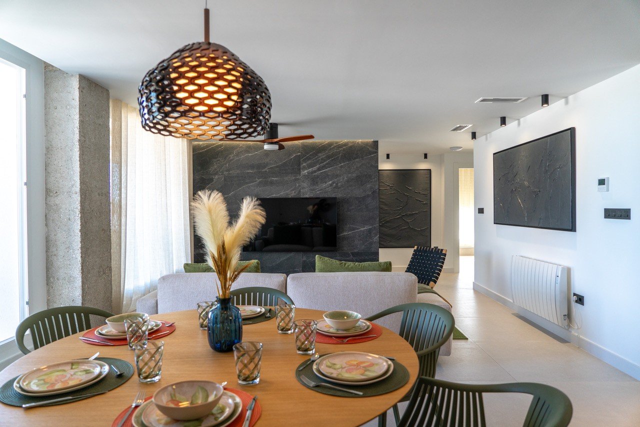  Im Herzen von La Zenia (Orihuela Costa) vereint dieses luxuriöse 122 m² große Apartment Privatsphäre, modernes Design und mediterranen Komfort . Es b