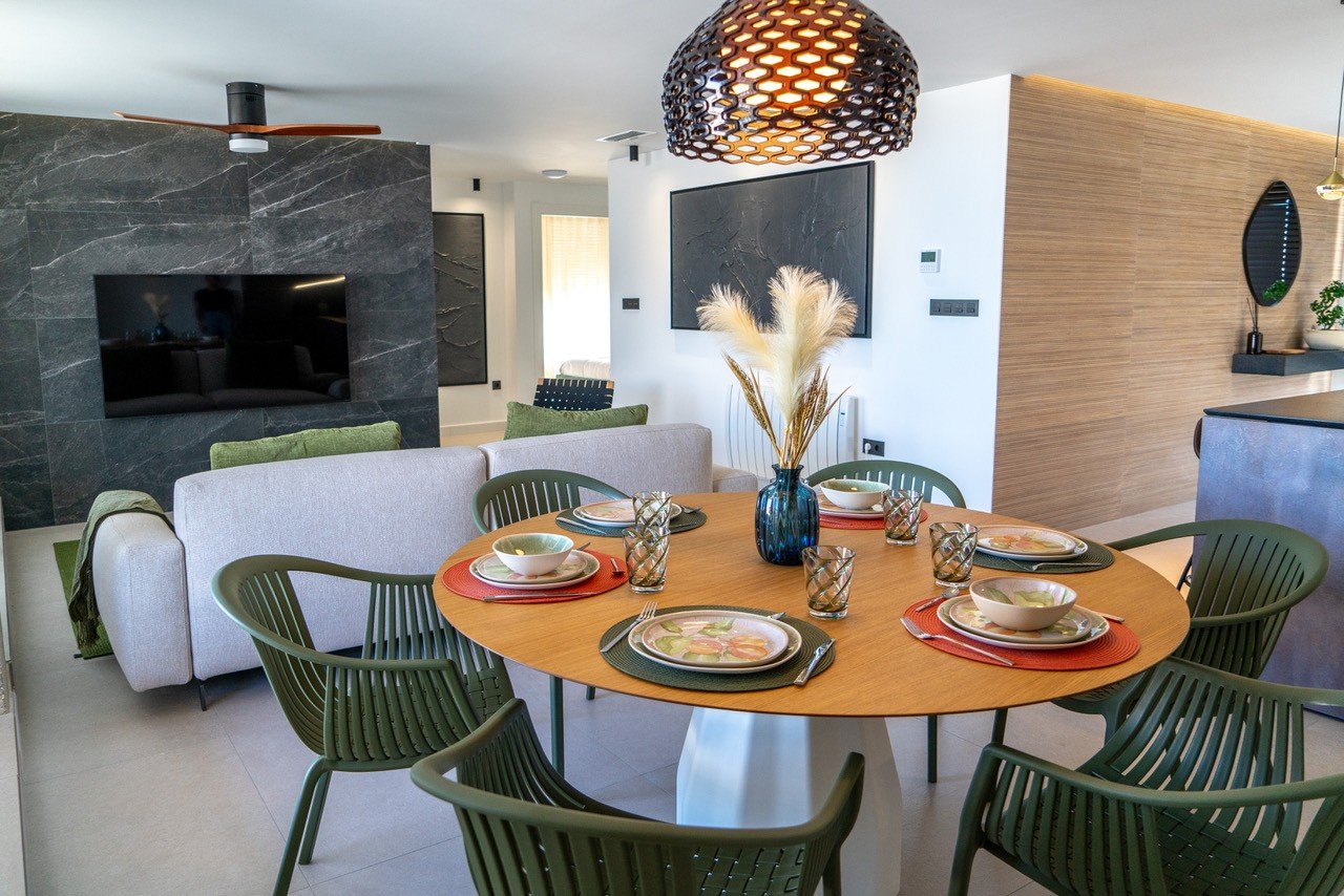  Im Herzen von La Zenia (Orihuela Costa) vereint dieses luxuriöse 122 m² große Apartment Privatsphäre, modernes Design und mediterranen Komfort . Es b