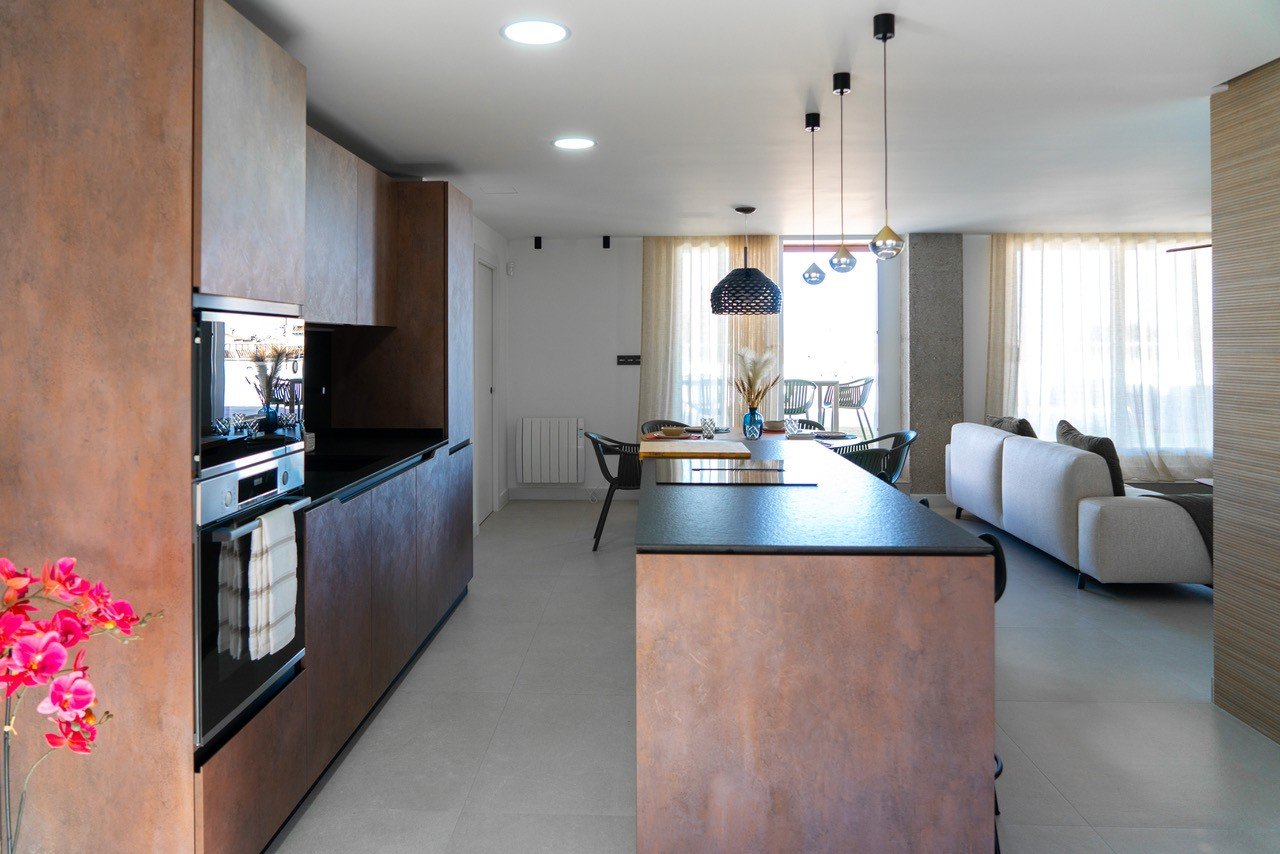  Im Herzen von La Zenia (Orihuela Costa) vereint dieses luxuriöse 122 m² große Apartment Privatsphäre, modernes Design und mediterranen Komfort . Es b
