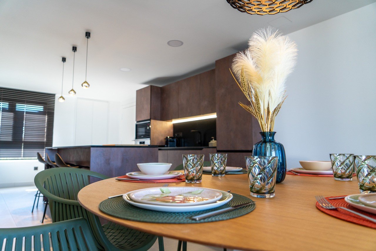  Im Herzen von La Zenia (Orihuela Costa) vereint dieses luxuriöse 122 m² große Apartment Privatsphäre, modernes Design und mediterranen Komfort . Es b