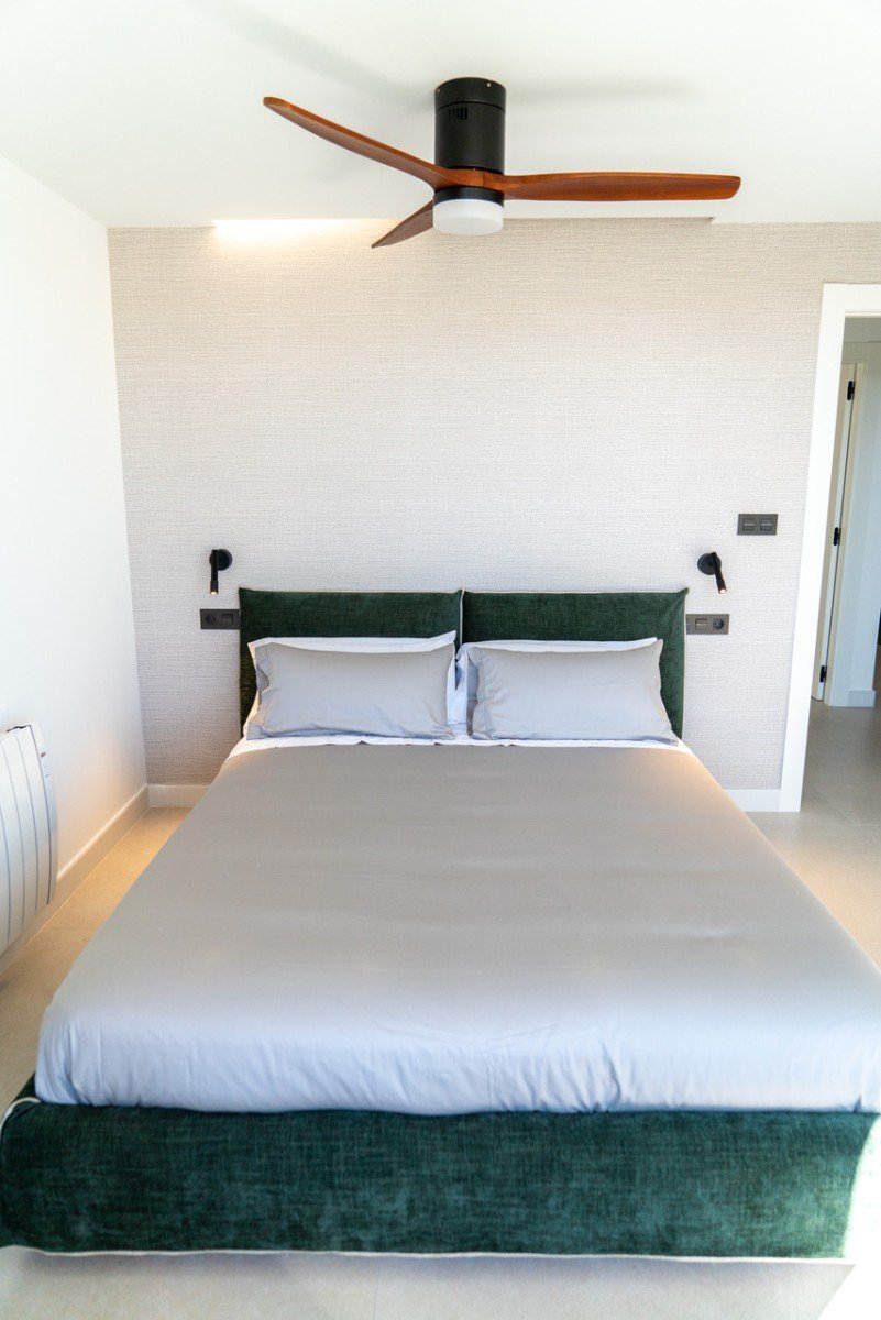  Im Herzen von La Zenia (Orihuela Costa) vereint dieses luxuriöse 122 m² große Apartment Privatsphäre, modernes Design und mediterranen Komfort . Es b