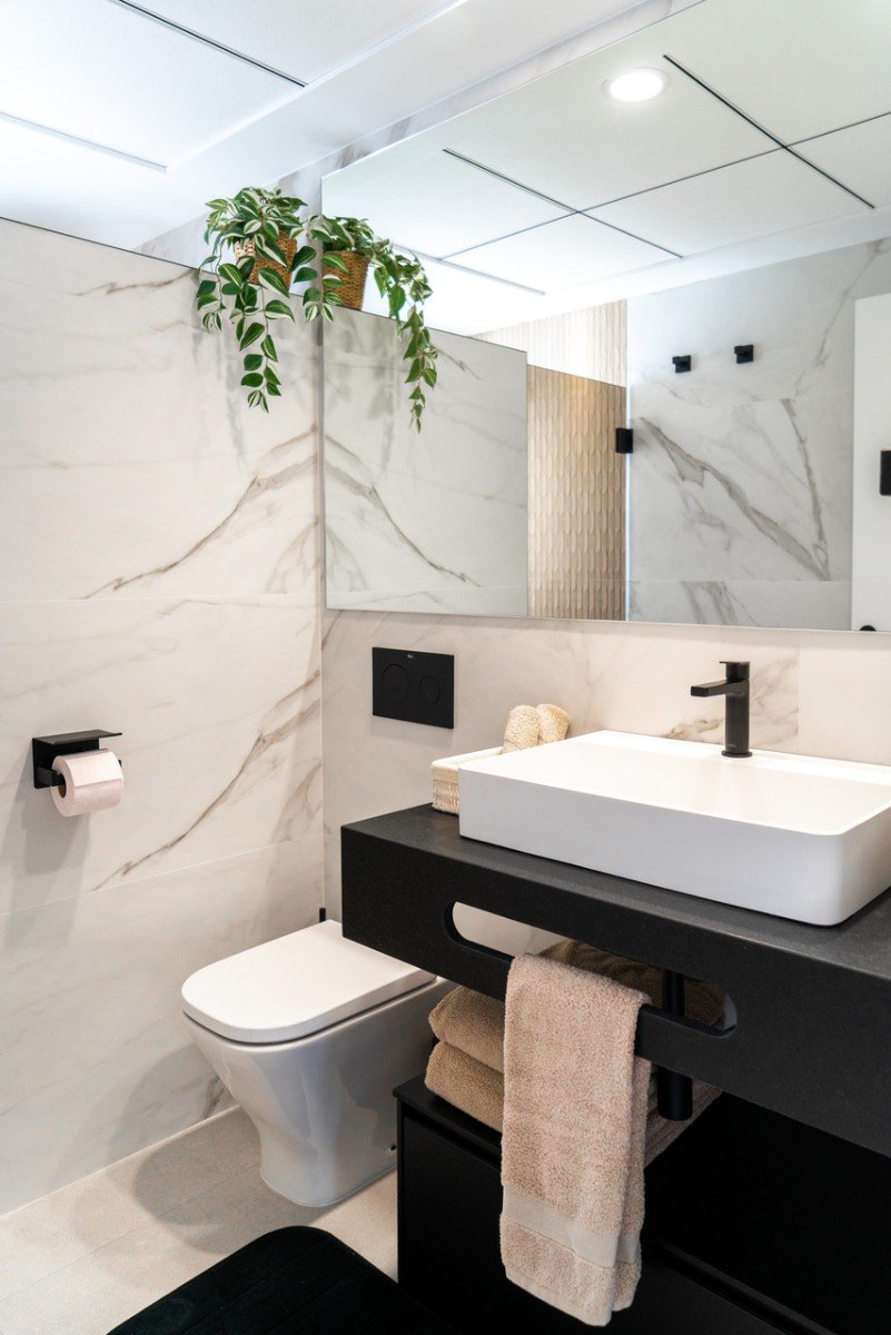  Im Herzen von La Zenia (Orihuela Costa) vereint dieses luxuriöse 122 m² große Apartment Privatsphäre, modernes Design und mediterranen Komfort . Es b