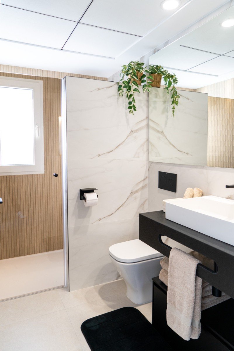 Im Herzen von La Zenia (Orihuela Costa) vereint dieses luxuriöse 122 m² große Apartment Privatsphäre, modernes Design und mediterranen Komfort . Es b
