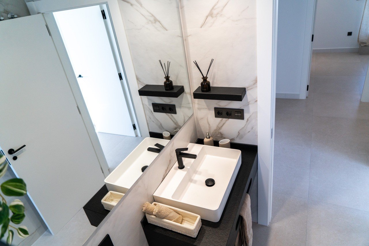  Im Herzen von La Zenia (Orihuela Costa) vereint dieses luxuriöse 122 m² große Apartment Privatsphäre, modernes Design und mediterranen Komfort . Es b