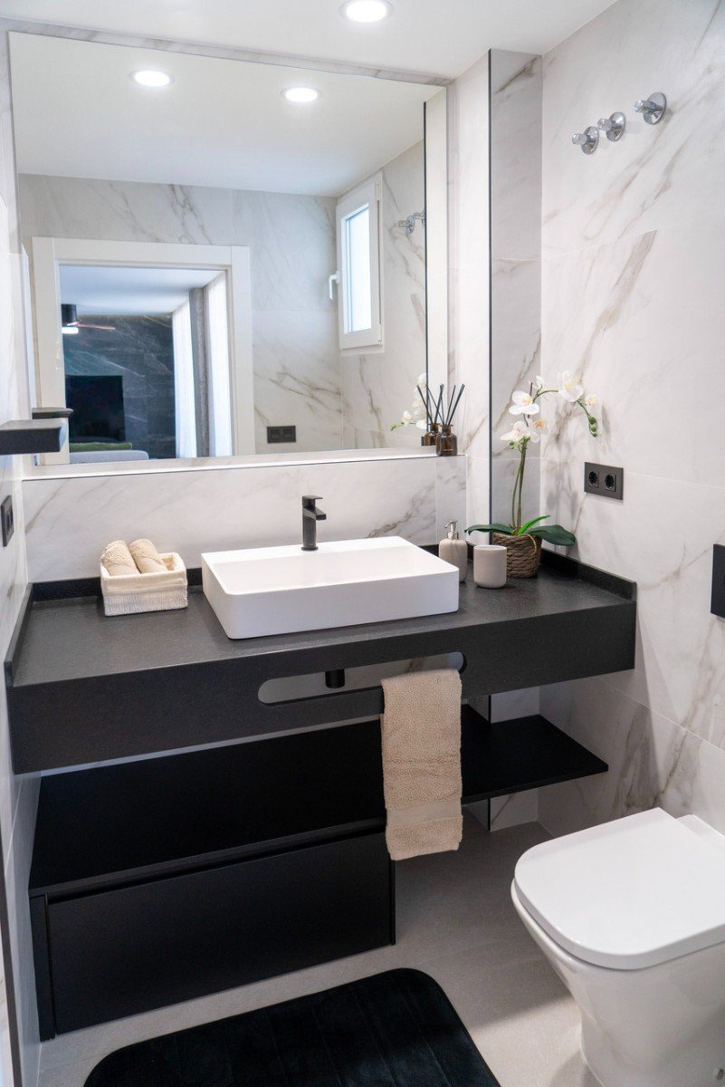  Im Herzen von La Zenia (Orihuela Costa) vereint dieses luxuriöse 122 m² große Apartment Privatsphäre, modernes Design und mediterranen Komfort . Es b