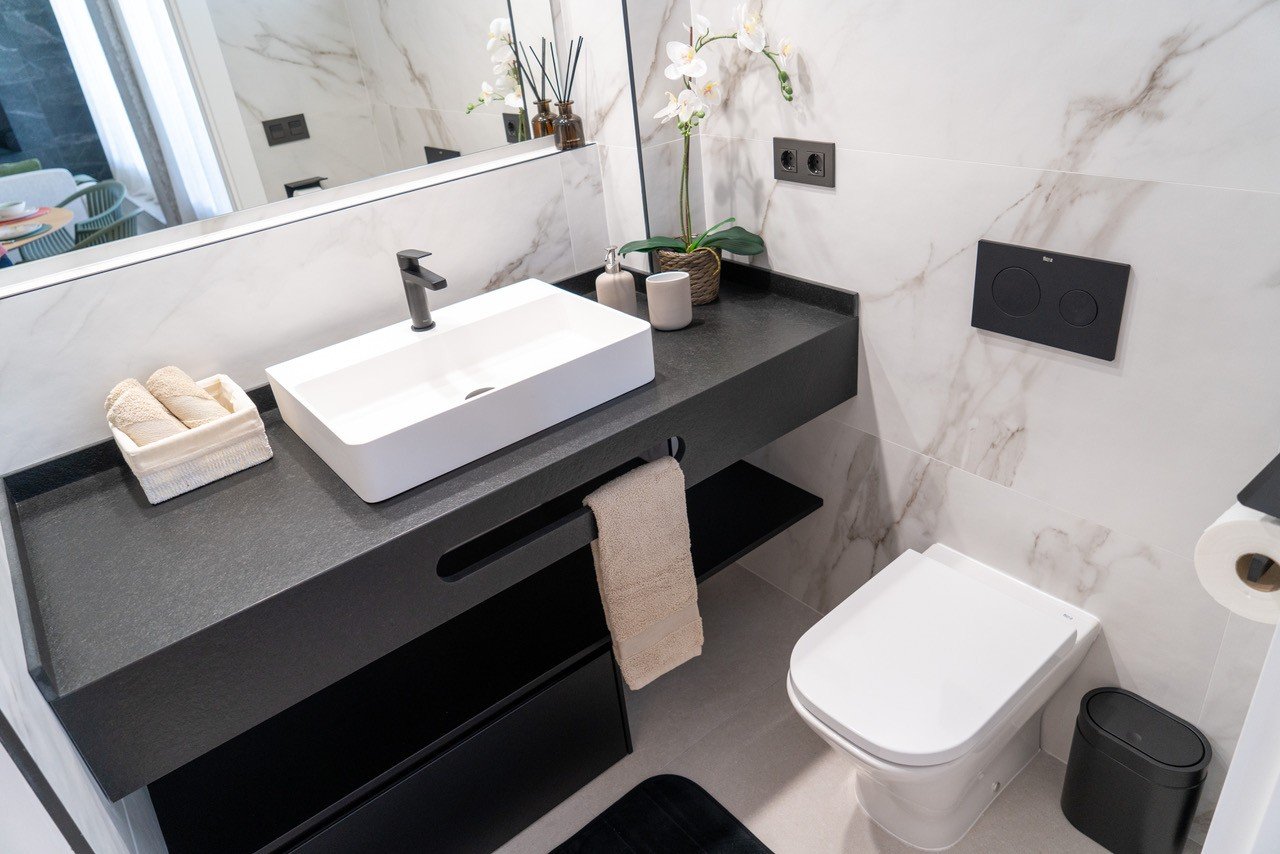  Im Herzen von La Zenia (Orihuela Costa) vereint dieses luxuriöse 122 m² große Apartment Privatsphäre, modernes Design und mediterranen Komfort . Es b
