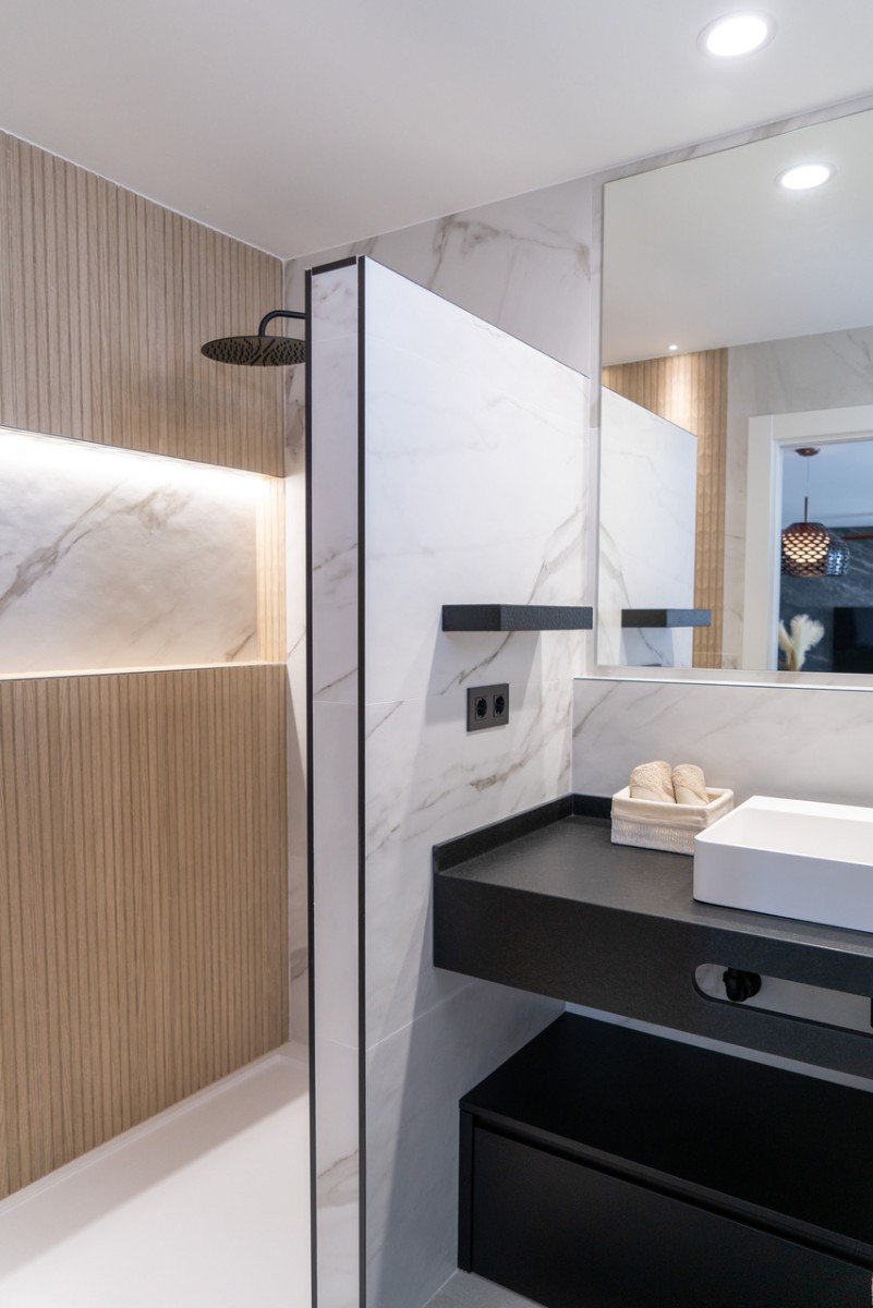  Im Herzen von La Zenia (Orihuela Costa) vereint dieses luxuriöse 122 m² große Apartment Privatsphäre, modernes Design und mediterranen Komfort . Es b