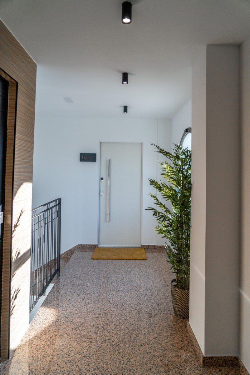  Im Herzen von La Zenia (Orihuela Costa) vereint dieses luxuriöse 122 m² große Apartment Privatsphäre, modernes Design und mediterranen Komfort . Es b