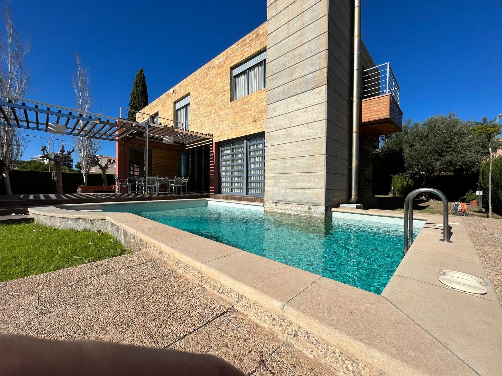 This Four Bedroom South Facing Detached Villa in Dehesa de Campoamor, is located just a five minute drive from supermarkets and only a two minute dr
