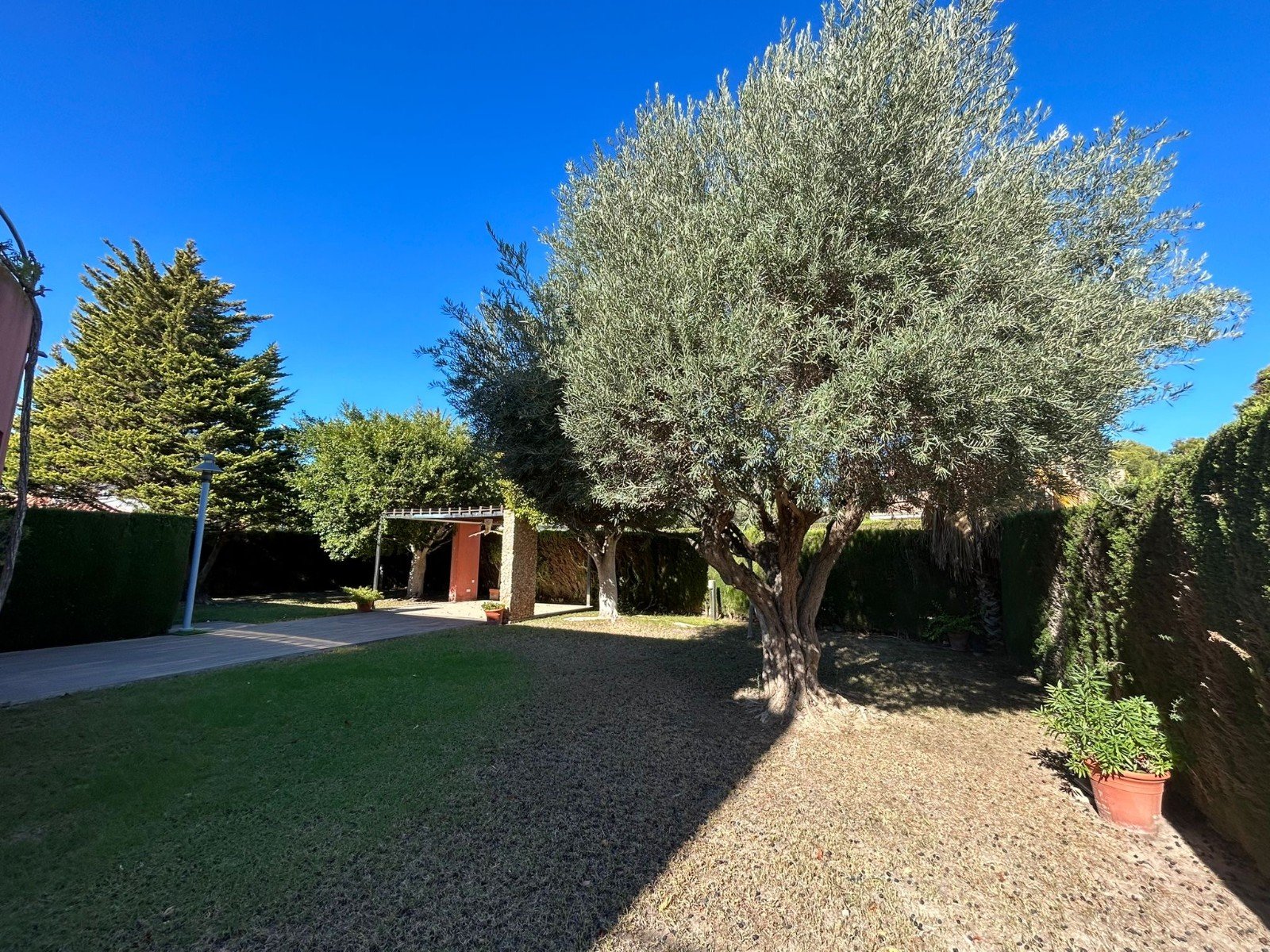 This Four Bedroom South Facing Detached Villa in Dehesa de Campoamor, is located just a five minute drive from supermarkets and only a two minute dr