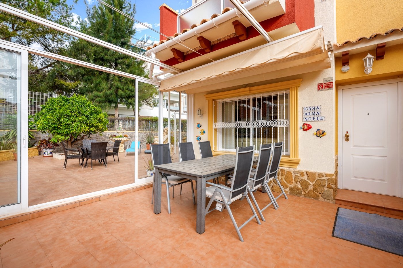  Dieses charmante, nach Süden ausgerichtete Eckreihenhaus befindet sich in der begehrten Gegend von Villamartín an der wunderschönen Costa Blanca und 