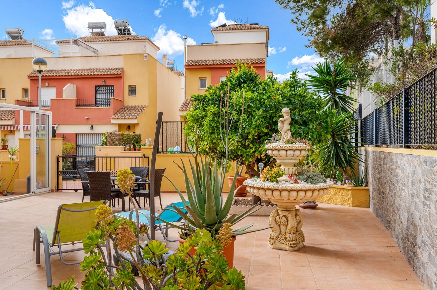  Dieses charmante, nach Süden ausgerichtete Eckreihenhaus befindet sich in der begehrten Gegend von Villamartín an der wunderschönen Costa Blanca und 