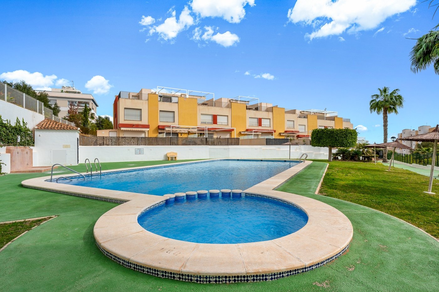  Dieses charmante, nach Süden ausgerichtete Eckreihenhaus befindet sich in der begehrten Gegend von Villamartín an der wunderschönen Costa Blanca und 
