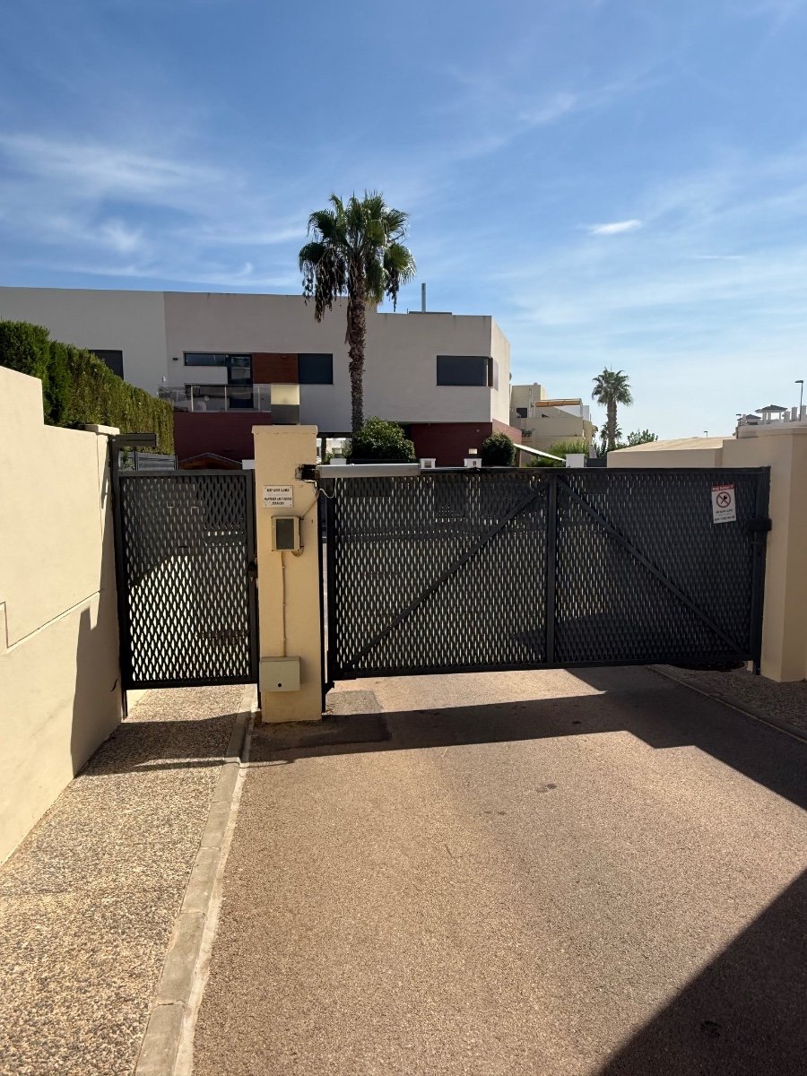  Moderne Wohnung zum Verkauf in Orihuela Costa, Süd-Costa Blanca, Spanien. Die Wohnung befindet sich in der begehrtesten Gegend von Villamartin, ideal