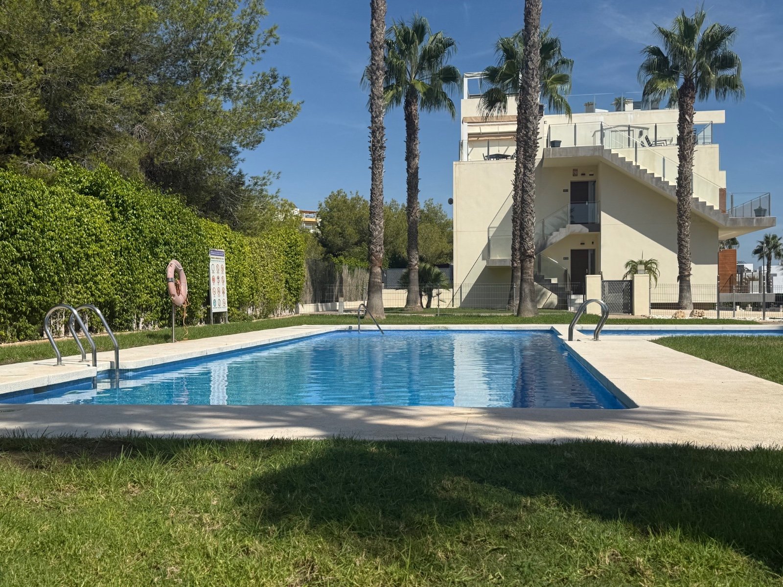  Moderne Wohnung zum Verkauf in Orihuela Costa, Süd-Costa Blanca, Spanien. Die Wohnung befindet sich in der begehrtesten Gegend von Villamartin, ideal