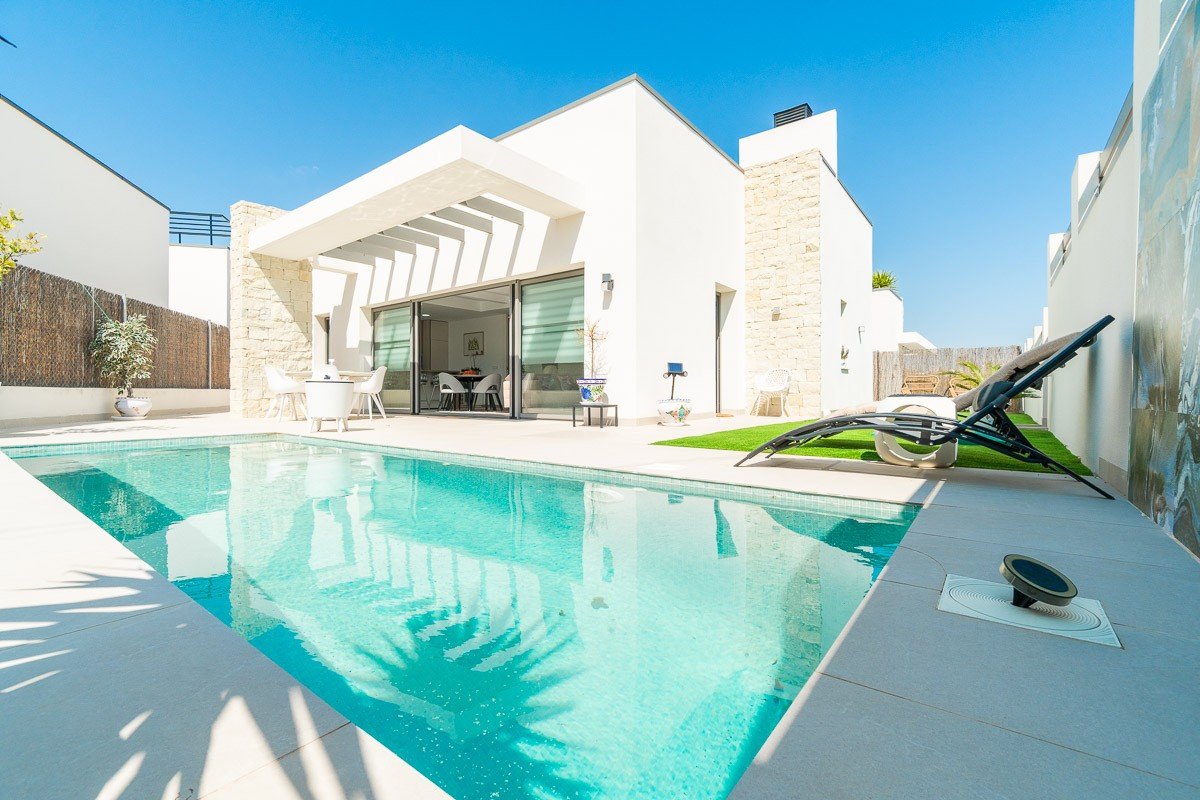 Orihuela Costa:   ✨ Modern Single-Storey Villa: Swimming Pool, Sea Views and Close to Zenia Boulevard Discover this delightful contemporary villa, ideally situated in 