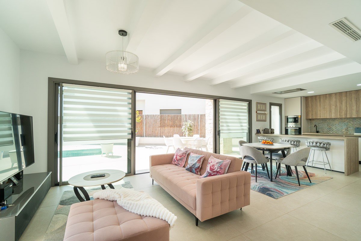 ✨ Modern Single-Storey Villa: Swimming Pool, Sea Views and Close to Zenia Boulevard Discover this delightful contemporary villa, ideally situated in