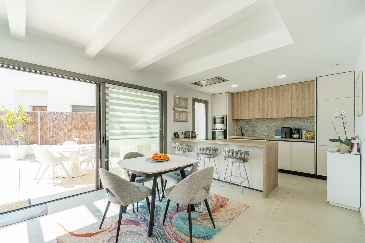 ✨ Modern Single-Storey Villa: Swimming Pool, Sea Views and Close to Zenia Boulevard Discover this delightful contemporary villa, ideally situated in