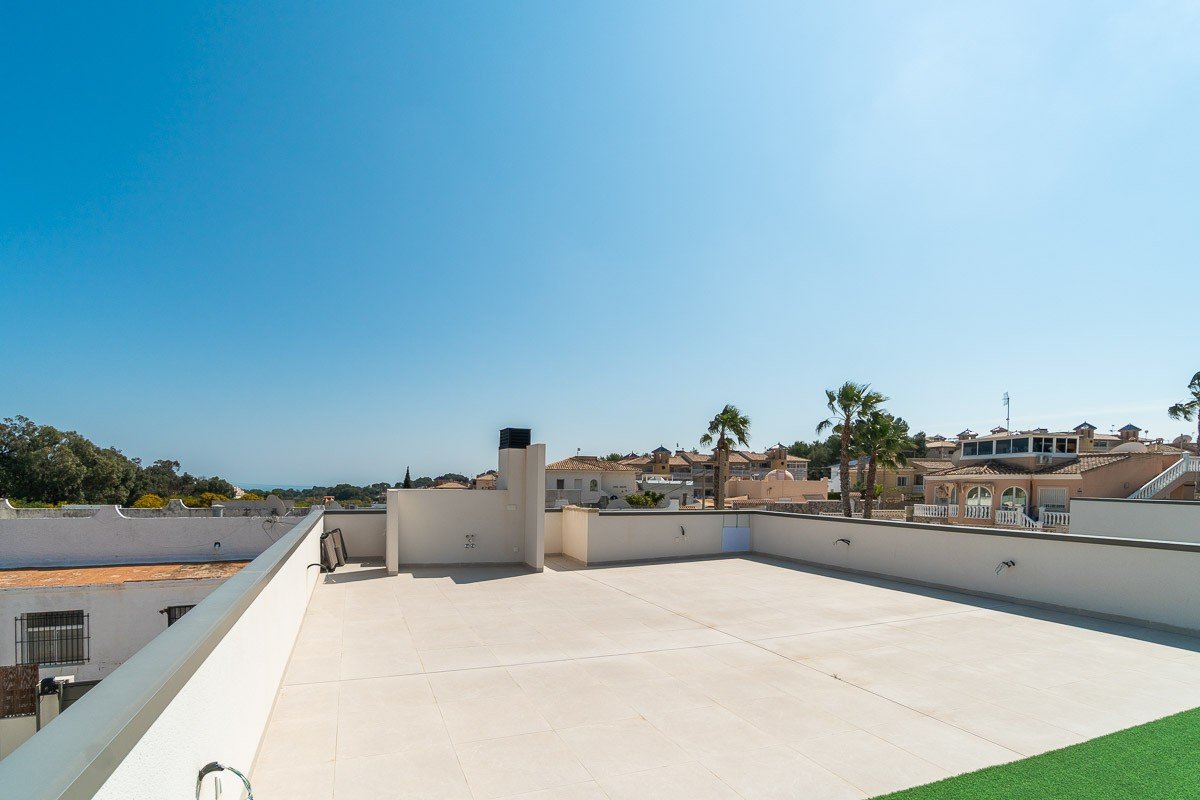 ✨ Modern Single-Storey Villa: Swimming Pool, Sea Views and Close to Zenia Boulevard Discover this delightful contemporary villa, ideally situated in
