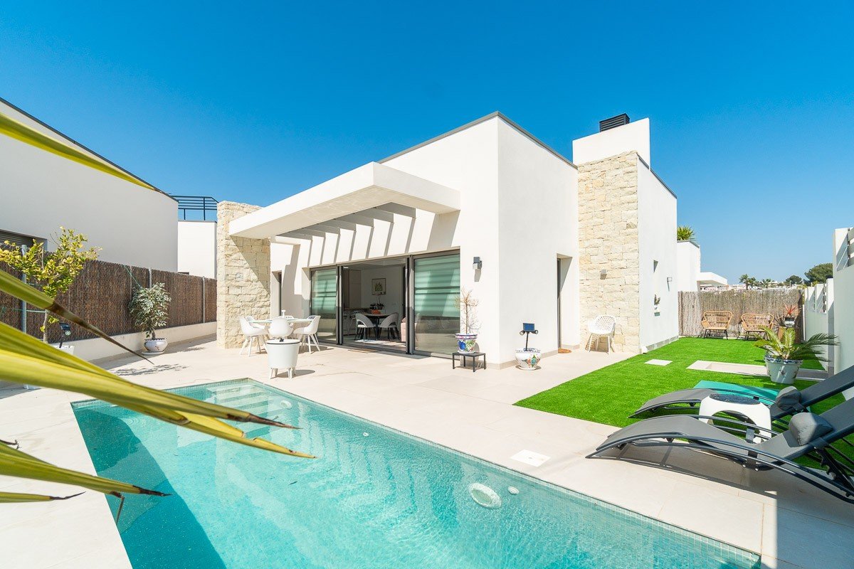✨ Modern Single-Storey Villa: Swimming Pool, Sea Views and Close to Zenia Boulevard Discover this delightful contemporary villa, ideally situated in
