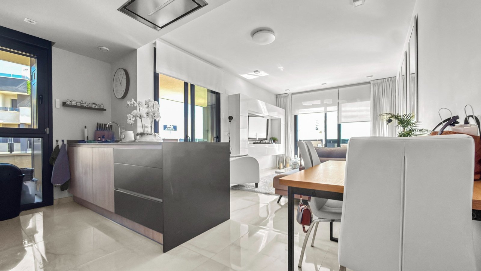  Erleben Sie exklusives Wohnen an der Küste in dieser hochwertigen 3-Schlafzimmer- und 2-Badezimmer-Wohnung in bester Lage nahe dem Meer und allen Ann