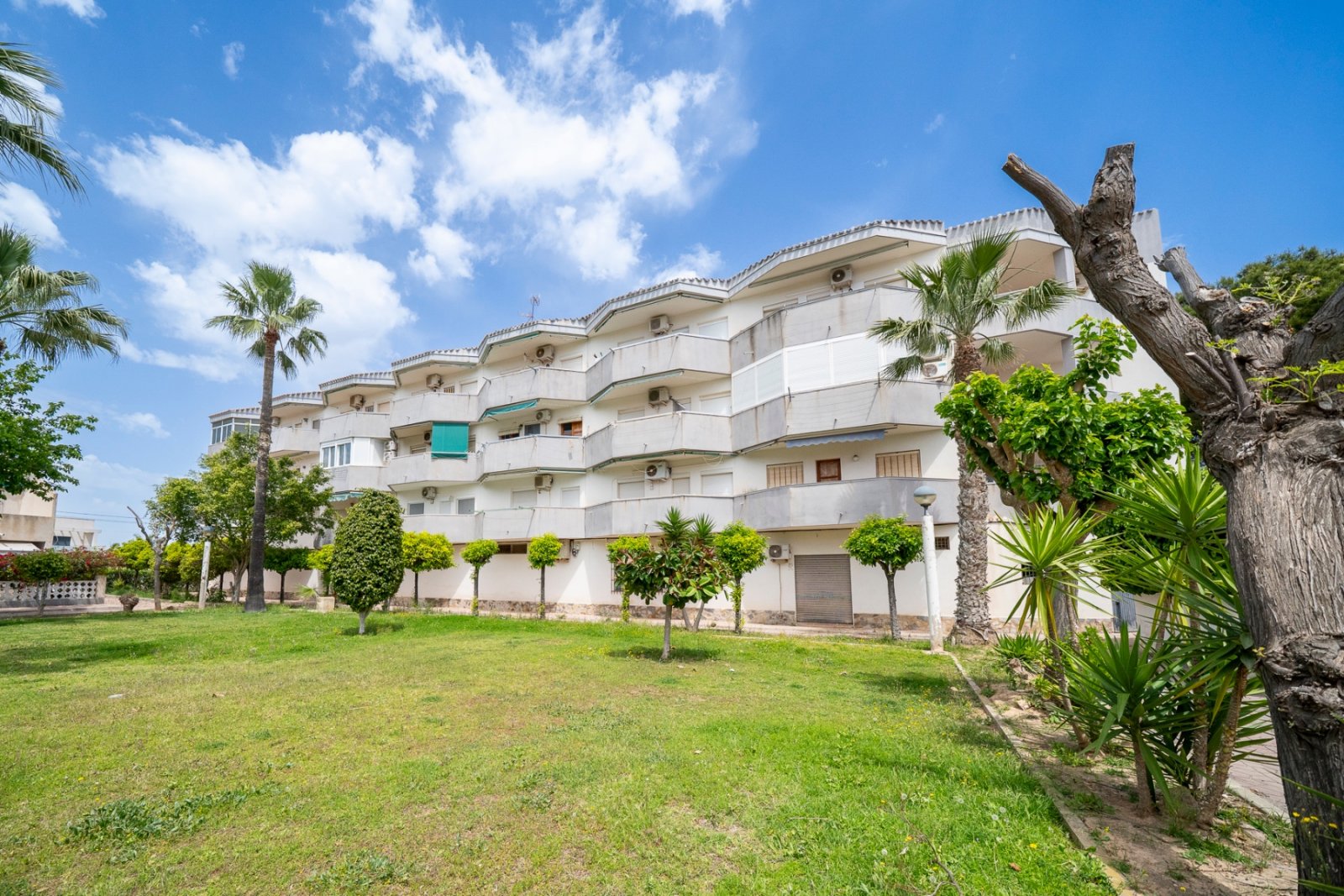 Orihuela Costa:  9 m² große Wohnung im zweiten Stock mit Nordost-Ausrichtung, bestehend aus einem Wohn-Esszimmer mit offener, voll ausgestatteter Küche, einem Schlafz 