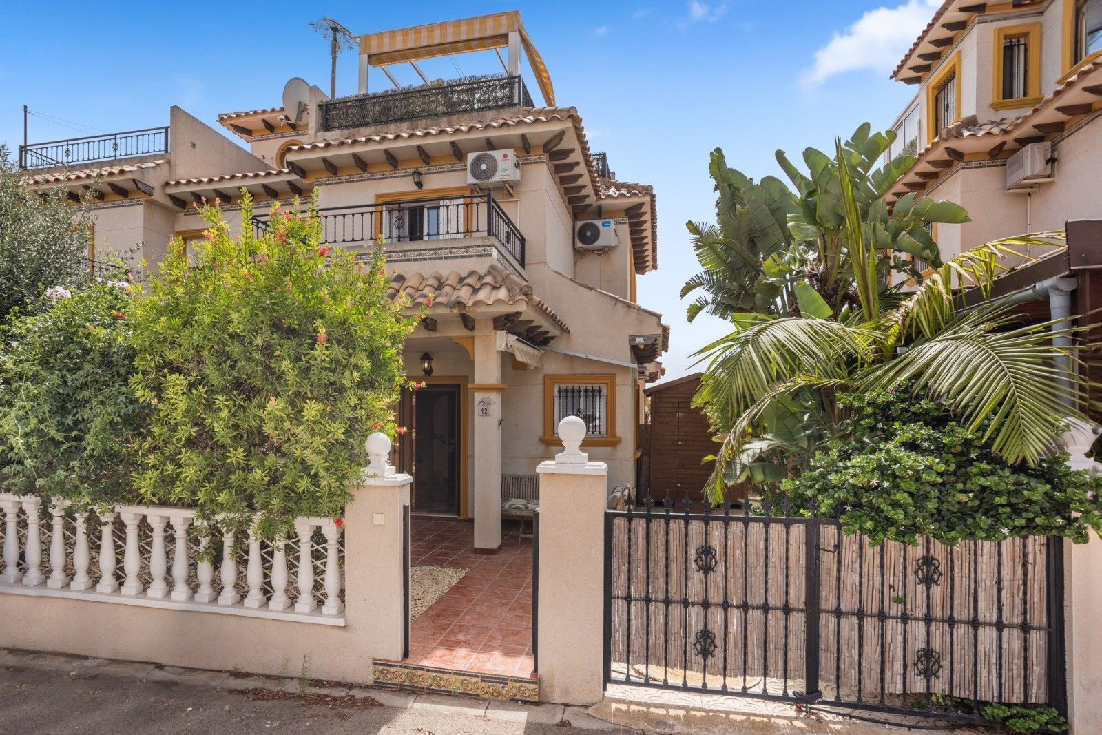 Orihuela Costa:  In einer der begehrtesten Gegenden von Orihuela Costa befindet sich diese authentische spanische Doppelhaushälfte in ruhiger Lage in La Regia, nur we 