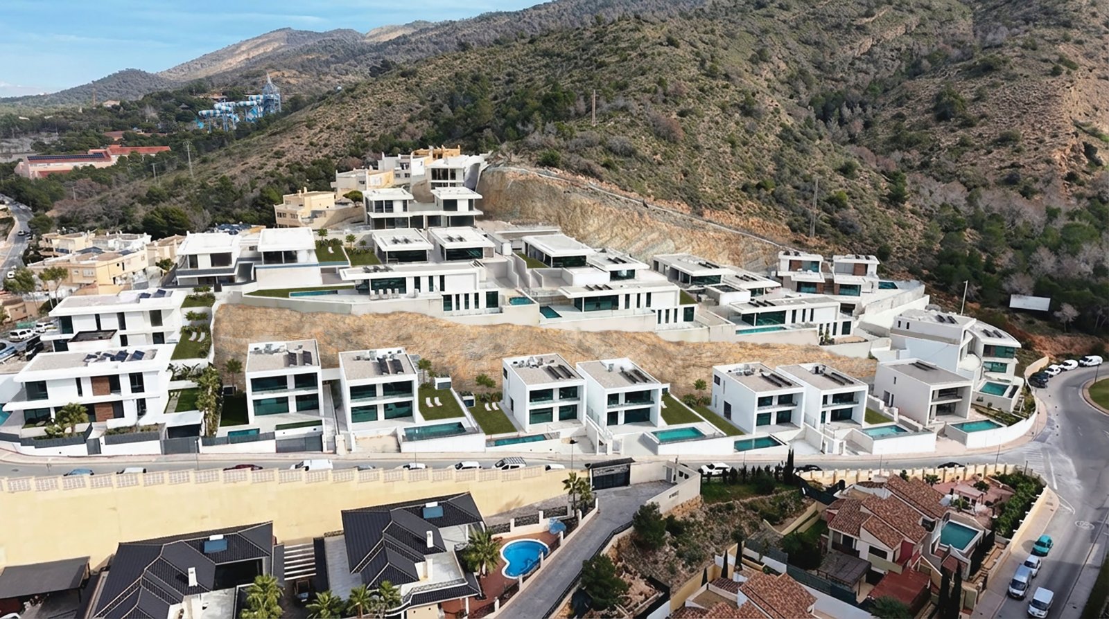 In der pulsierenden Stadt Benidorm gelegen, bietet diese exklusive Villa ein unvergleichliches Wohnerlebnis. Mit nur 1 km Entfernung zum Meer garanti