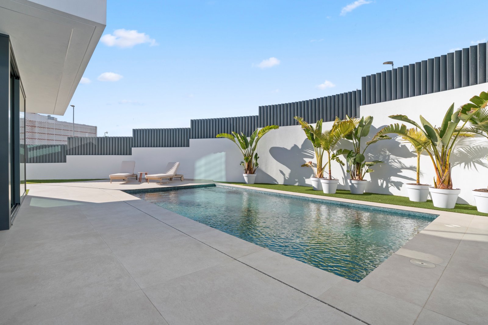 In der pulsierenden Stadt Benidorm gelegen, bietet diese exklusive Villa ein unvergleichliches Wohnerlebnis. Mit nur 1 km Entfernung zum Meer garanti