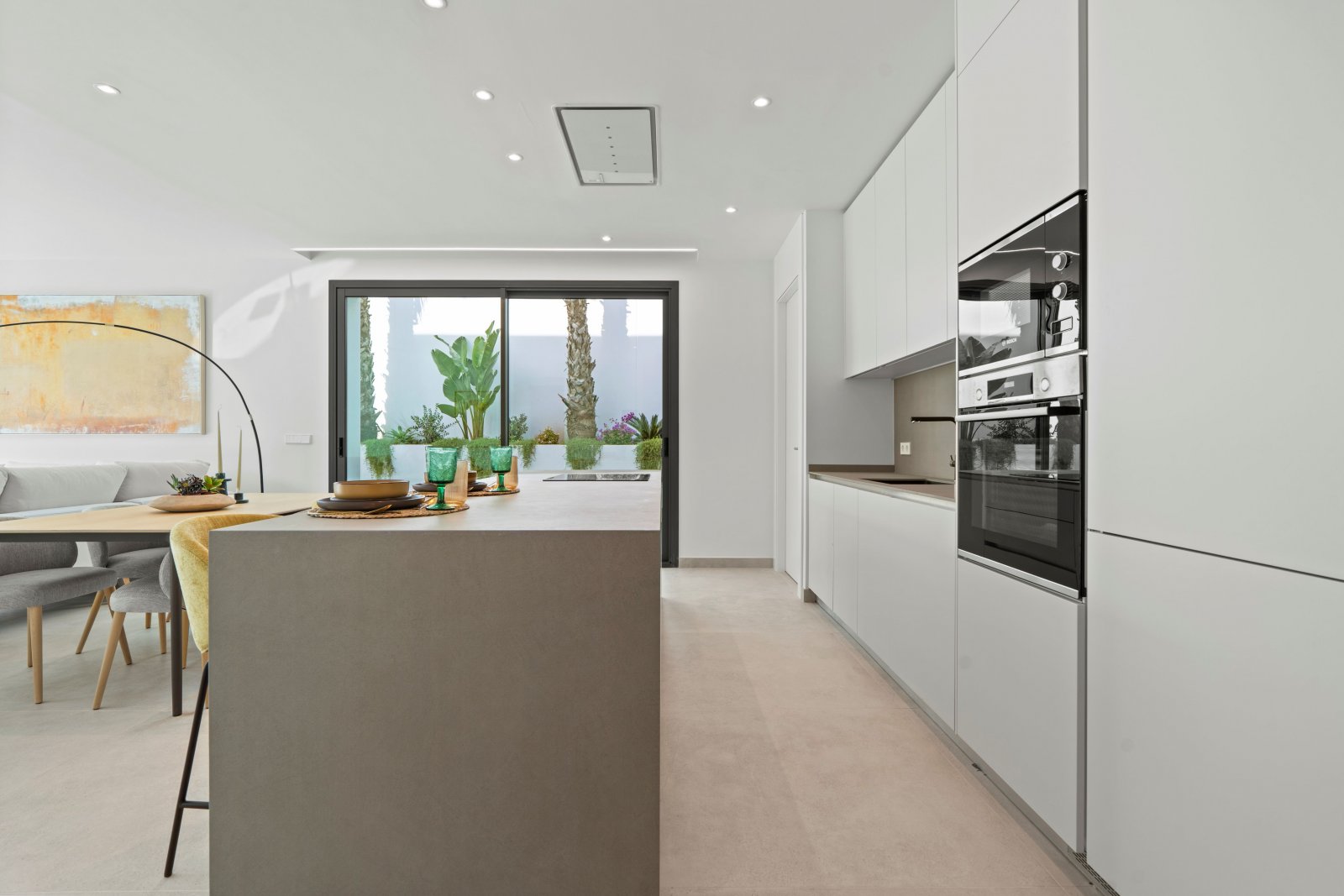 In der pulsierenden Stadt Benidorm gelegen, bietet diese exklusive Villa ein unvergleichliches Wohnerlebnis. Mit nur 1 km Entfernung zum Meer garanti