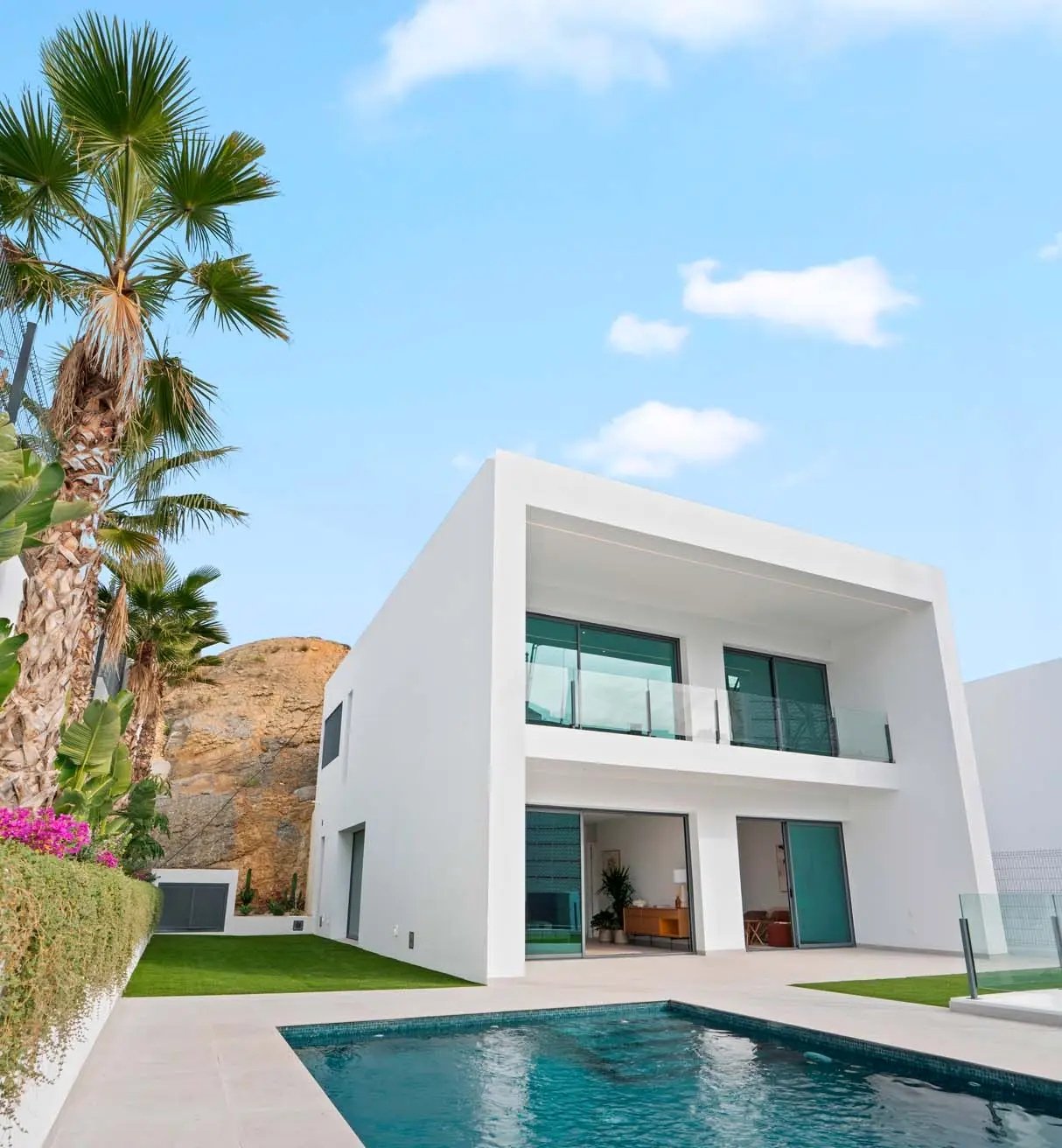 Benidorm:  Ubicadas en la vibrante ciudad de Benidorm, estas exclusivas villas ofrecen un entorno de lujo y comodidad. Con solo seis propiedades disponibles, ca 