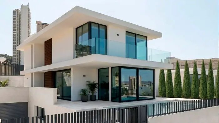 Benidorm:  Ubicadas en la vibrante ciudad de Benidorm, estas exclusivas villas ofrecen una experiencia de vida inigualable. Con solo dos propiedades disponibles 