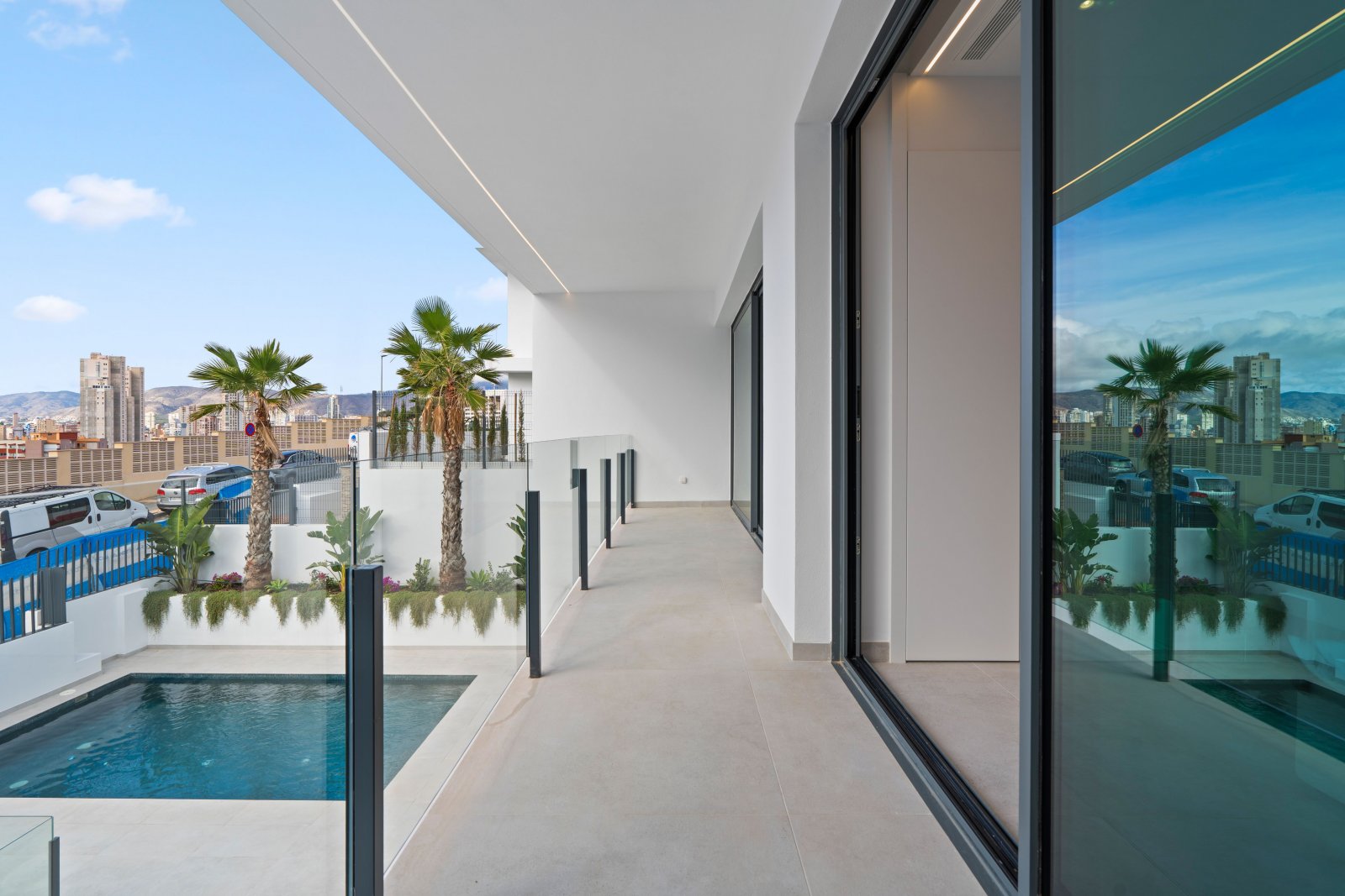  Ubicadas en la vibrante ciudad de Benidorm, estas exclusivas villas ofrecen una experiencia de vida inigualable. Con solo dos propiedades disponibles