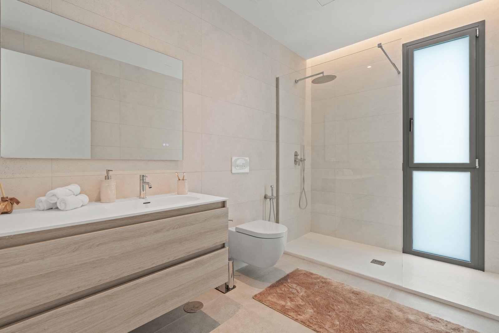  Ubicadas en la vibrante ciudad de Benidorm, estas exclusivas villas ofrecen una experiencia de vida inigualable. Con solo dos propiedades disponibles