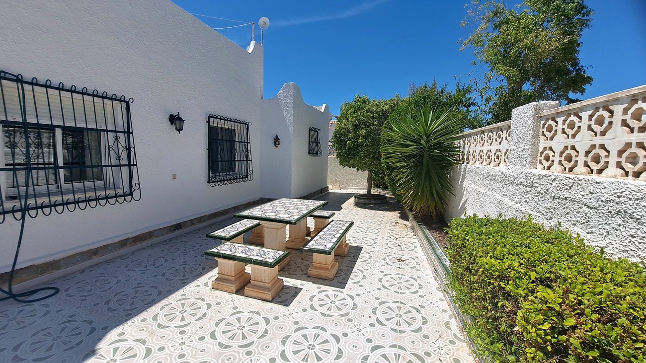   This charming south-west facing, detached villa, sits on a 437 m² plot and boasts a large private swimming pool, along with generous outdoor space d