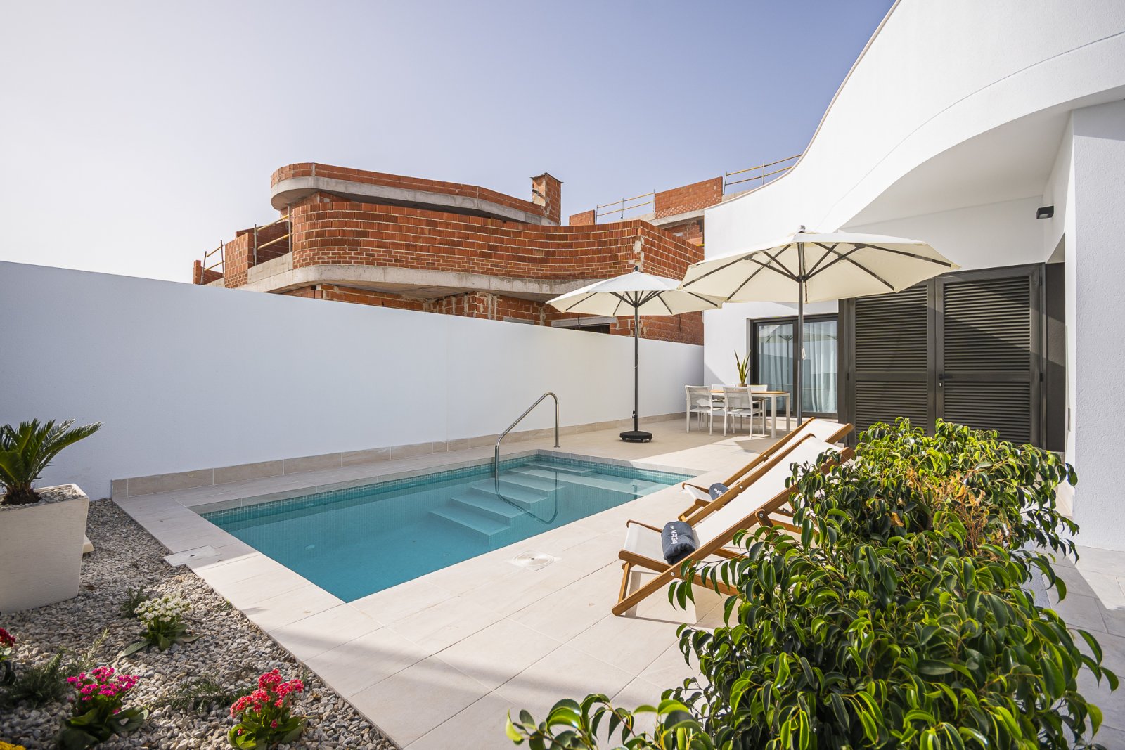  Dieses Reihenhaus befindet sich in der charmanten Stadt Torrevieja und bietet eine perfekte Kombination aus Komfort und Funktionalität. Mit einem mod