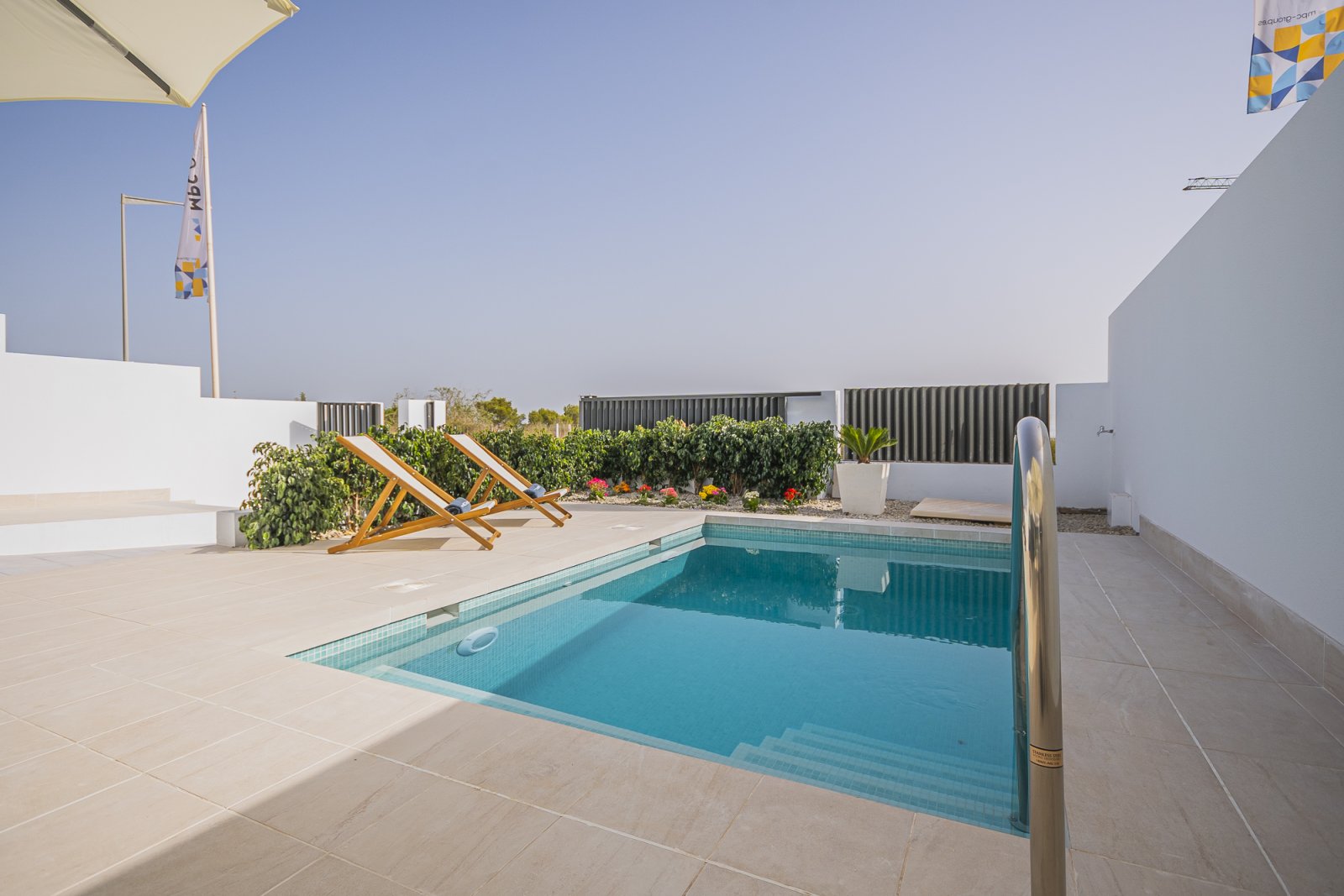  Dieses Reihenhaus befindet sich in der charmanten Stadt Torrevieja und bietet eine perfekte Kombination aus Komfort und Funktionalität. Mit einem mod
