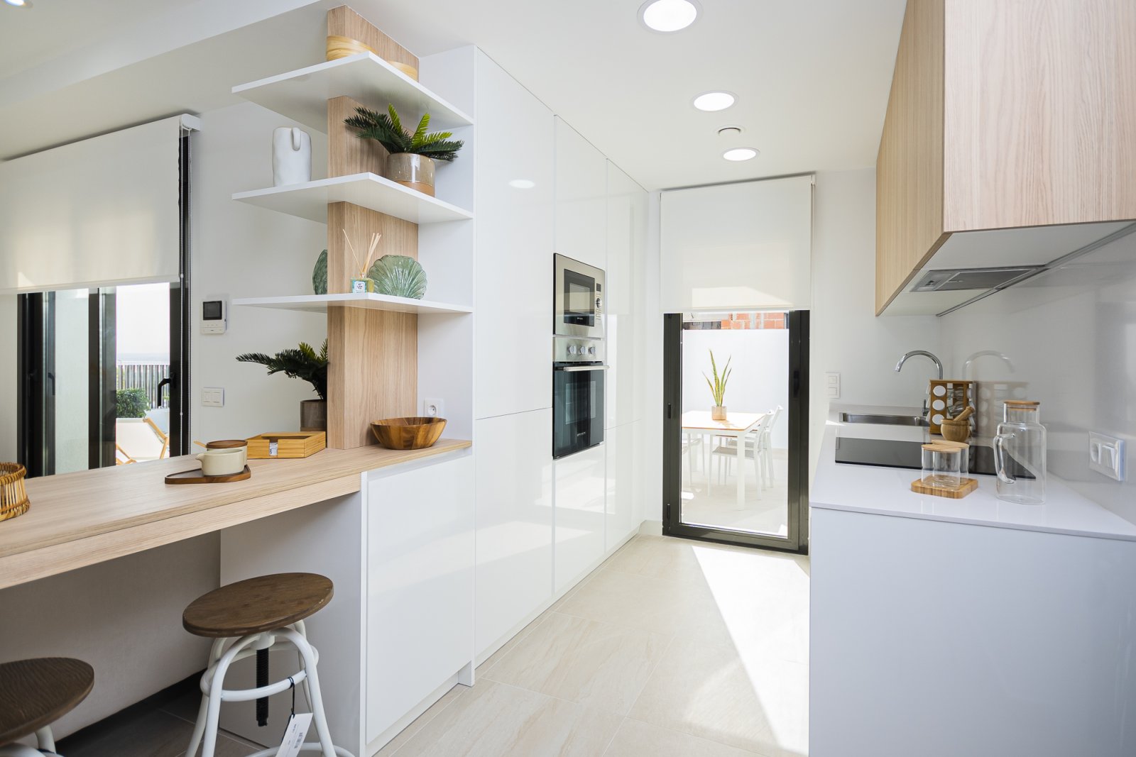  Dieses Reihenhaus befindet sich in der charmanten Stadt Torrevieja und bietet eine perfekte Kombination aus Komfort und Funktionalität. Mit einem mod