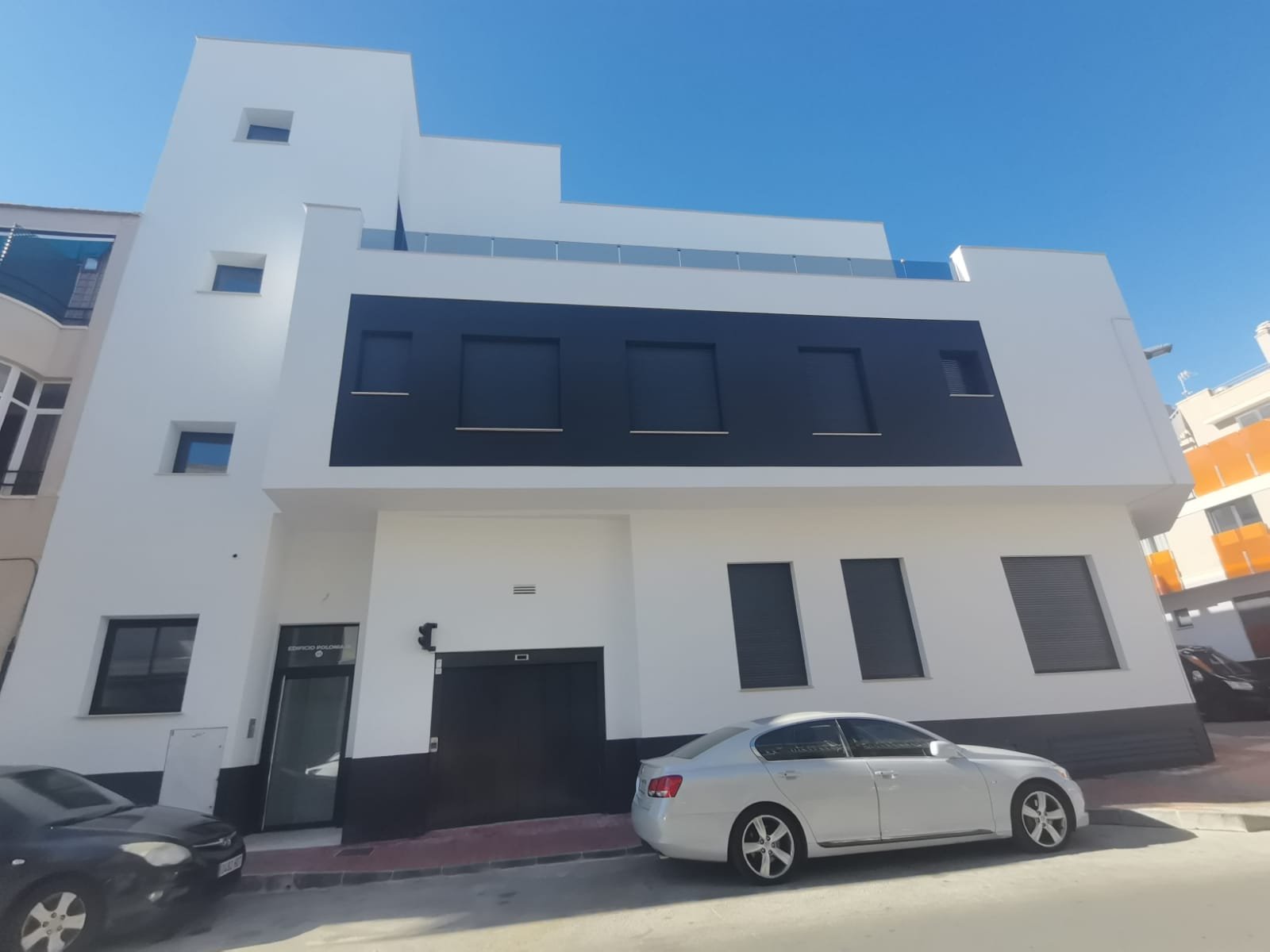 In der charmanten Stadt Torrevieja gelegen, bietet dieses exklusive Immobilienangebot eine Auswahl an Apartments und Erdgeschossen, ideal für diejeni