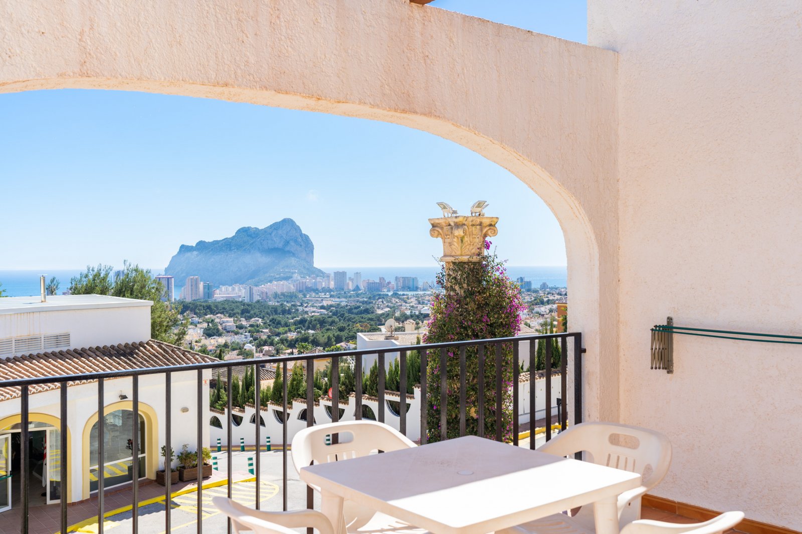 In der schönen Stadt Calpe gelegen, bietet diese Wohnanlage eine Vielzahl von Wohnmöglichkeiten, die auf unterschiedliche Bedürfnisse und Vorlieben z
