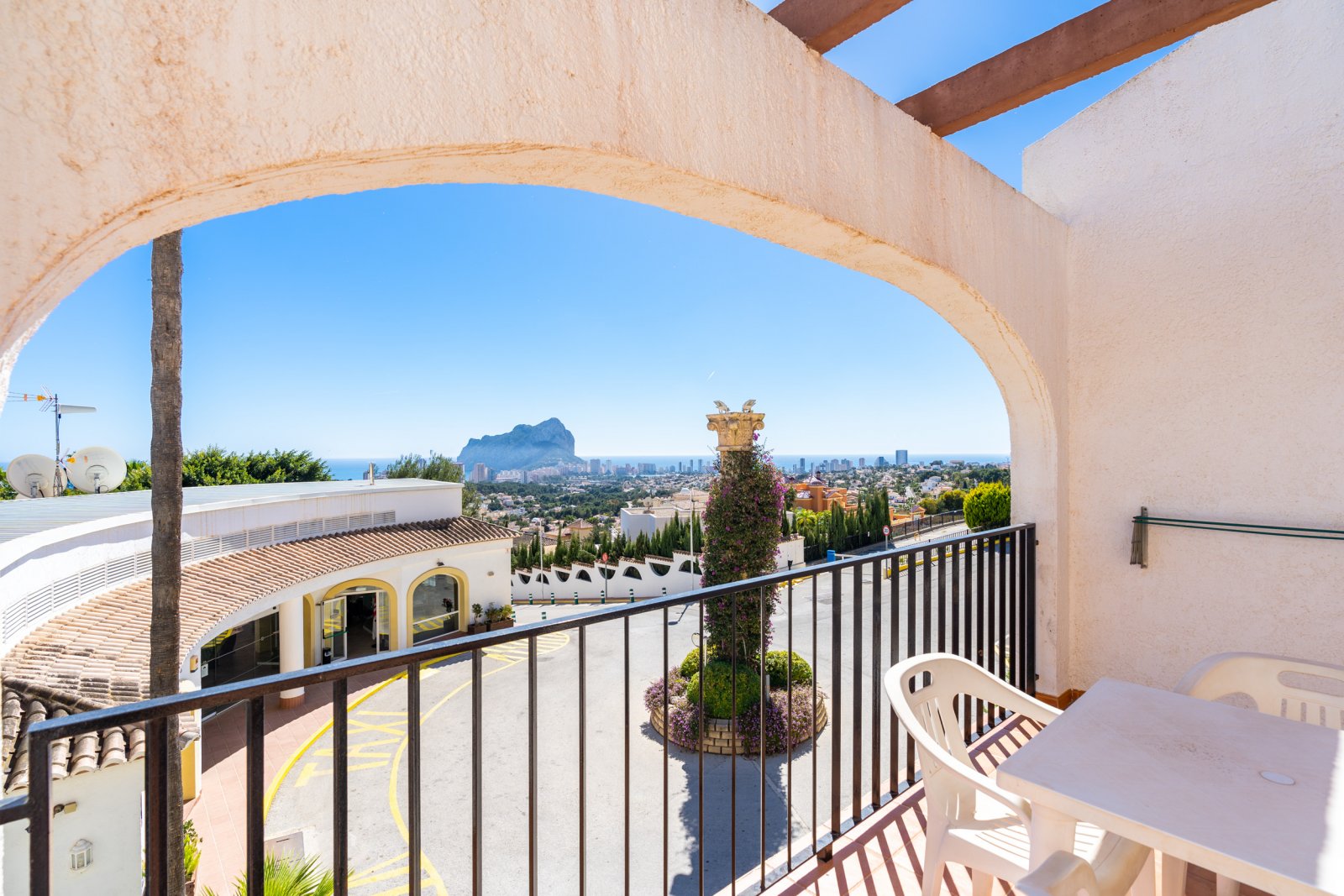 In der schönen Stadt Calpe gelegen, bietet diese Wohnanlage eine Vielzahl von Wohnmöglichkeiten, die auf unterschiedliche Bedürfnisse und Vorlieben z